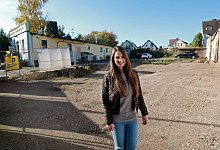 Anita Kuhlmann wartet inzwischen verzeifelt auf eine Baugenehmigung f&uuml;r eine Verkaufshalle auf ihrem Grundst&uuml;ck an der B&uuml;nder Stra&szlig;e. - Frank-Michael Kiel-Steinkamp