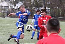 Abgezogen: Jerxens B-Jugendlicher Fabian Schlingmann zeigt seine Schusstechnik. Da staunt Ahlens Ömer Faruk Bulut. - Paul Cohen