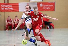 Zwei Könner im Zweikampf: Lüerdissens Spielertrainer Tim Steffen (links) setzt sich mit Barntrups Immergrün Ingo Brand auseinander. Foto: Paul Cohen - Paul Cohen(LZ)