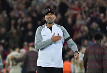 Liverpools Trainer Jürgen Klopp ist zufrieden mit seinem Arbeitsplatz. - Rui Vieira/AP/dpa