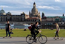 Menschen vor Rasenfl&auml;che - Foto: Monika Skolimowska