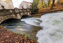 Weitere Entwicklung an der Eisbachwelle - Peter Kneffel/dpa