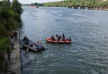 Die franz&ouml;sische Feuerwehr benutzt Gummiboote, um einem Belugawal in der Seine zu folgen. - Francois Mori/AP/dpa