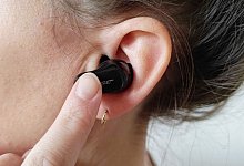 Die Earbuds werden per Berührung gesteuert - Till Simon Nagel/dpa-tmn