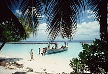 Boot im T&uuml;kisen Wasser - Kurumba Maldives/dpa-tmn