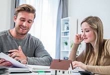 Ein junges Paar plant den Hausbau - Christin Klose/dpa-tmn