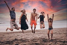 &bdquo;Ganz aus dem H&auml;uschen" ist das Motto der besonderen Reise von Familie K&uuml;hnen. Am Uvita Strand in Costa Rica springen Joachim (51), Alexandra (46), Emil (14) Lieselotte (11) und Fred (9, v.l.) einfach mal vor Freude in die Luft. - K&uuml;hnen