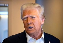 US-Präsident Trump in der Air Force One - Mark Schiefelbein/AP/dpa