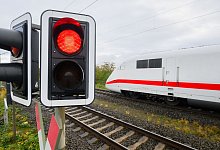Streckensperrungen bei der Bahn - Julian Stratenschulte/dpa