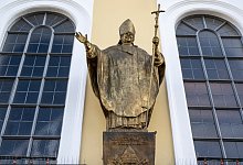 Papst-Benedikt-Statue - Foto: Peter Kneffel/dpa