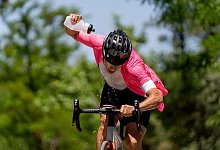 Sportler gießt Wasser über seinen Kopf zur Abkühlung - Oscar Carrascosa Martinez/Westend61/dpa-tmn