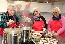 Ehrenamtliche kochen im Lemgoer Kastanienhaus. - Annika Langhagel
