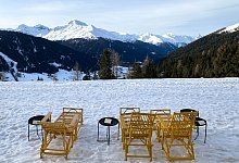 Alte Rattanliegen vor dem «Berghotel Schatzalp» - Stefan Weißenborn/dpa-tmn