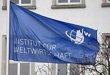 Wehende Institutsflagge - Carsten Rehder/dpa