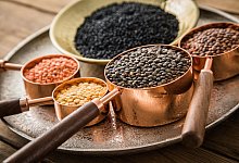 Verschiedene H&uuml;lsenfr&uuml;chte auf einem Tablett - Christin Klose/dpa-tmn