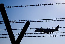 Symbolbild Abschiebung - Julian Stratenschulte/dpa