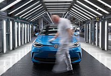 Produktion bei Volkswagen - Hendrik Schmidt/dpa