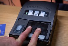 EuGH zu Fingerabdr&uuml;cken auf Personalausweisen - Paul Zinken/dpa