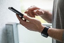 Smartphone mit vollem Speicher - Foto: Christin Klose/dpa-tmn