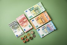 Geldscheine und M&uuml;nzen - Christin Klose/dpa-tmn/dpa