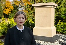 Maike Kohl-Richter am Grabmal ihres Mannes - Boris Roessler/dpa