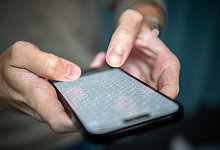 Ein Mann lässt digitale Luftpolsterfolie platzen - Zacharie Scheurer/dpa-tmn