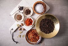 Verschiedene Gewürze sind in Schälchen zu sehen - Christin Klose/dpa-tmn