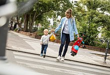 Frau geht mit ihrem Kind über eine Straße - Christin Klose/dpa-tmn