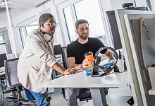 Zwei Kollegen arbeiten gemeinsam in einem Büro - Christin Klose/dpa-tmn