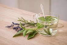 Tees unterst&uuml;tzen die Genesung - Christin Klose/dpa-tmn