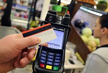 Zahlen mit EC-Karte: Bargeld spielt beim Einkaufen in Deutschland eine immer geringere Rolle. - Karl-Josef Hildenbrand/dpa