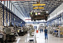 Panzer vom Typ Marder in der Fertigungshalle von Rheinmetall - Swen Pförtner/dpa/dpa-tmn