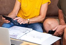 Zwei Senioren überprüfen ihre Finanzen - Benjamin Nolte/dpa-tmn