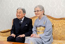 Japans ehemaliger Kaiser Akihito und seine Frau Michiko - Uncredited/Imperial Household Agency via AP/dpa