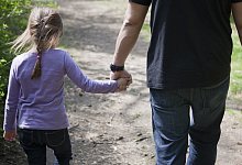 Vater mit Kind - Foto: Silvia Marks/dpa-tmn