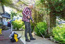 Ein Tester mit einem Akku-Hochdruckreiniger - Claudio Kalex/Selbst ist der Mann/dpa-tmn