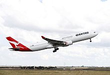Ein Flugzeug von Quantas Airways hebt vom Flughafen in Melbourne ab. - Con Chronis/AAP/dpa