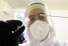 Corona-Test - Foto: Julian Stratenschulte/dpa