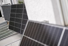 Balkonkraftwerke an einem Mehrfamilienhaus - Sebastian Gollnow/dpa/dpa-tmn