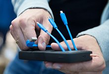 Adapter ade dank EU: Von Mitte 2024 an benötigen Verbraucherinnen und Verbraucher zum Laden von Akkugeräten nur noch USB-C-Kabel (zweites von rechts). - Franziska Gabbert/dpa-tmn