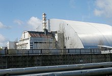 Ein Schutzbau bedeckt den explodierten Reaktor im Kernkraftwerk Tschernobyl. - Efrem Lukatsky/AP/dpa