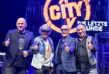 Manfred Hennig (l-r), Fritz Puppel, Toni Krahl und Georgi Gogow von City gehen auf Abschiedstour. - Jens Kalaene/dpa-Zentralbild/dpa