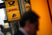 Blick auf Logo einer Postbankfiliale - Oliver Berg/dpa/dpa-tmn