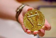 Die 23-karätige Goldmedaille des russischen Journalisten Dmitri Muratow wurde versteigert. - Eduardo Munoz Alvarez/AP/dpa