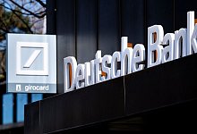 Das Logo der Deutschen Bank an einer Filiale. - Hauke-Christian Dittrich/dpa