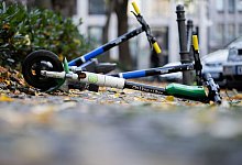 E-Scooter auf Gehweg - Rolf Vennenbernd/dpa/Symbolbild