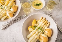 Auf Tisch angerichteter Spargel - Christin Klose/dpa-tmn