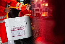 Mitarbeiter des DRK stellt K&uuml;hlbox f&uuml;r eine Organspende in Auto - Sebastian Gollnow/dpa/dpa-tmn