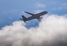 Ein Flugzeug der Lufthansa - Robert Michael/dpa