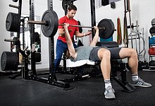 Fitnesstrainer betreut einen Kunden im Sportstudio - Christin Klose/dpa-tmn